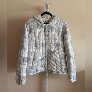 The North Face Quilted Hooded Quilted Jacket in White and Light Gray/Blue Print